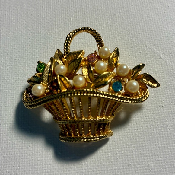 New View Jewelry - Vintage Gold Floral Basket Brooch with Pearls.